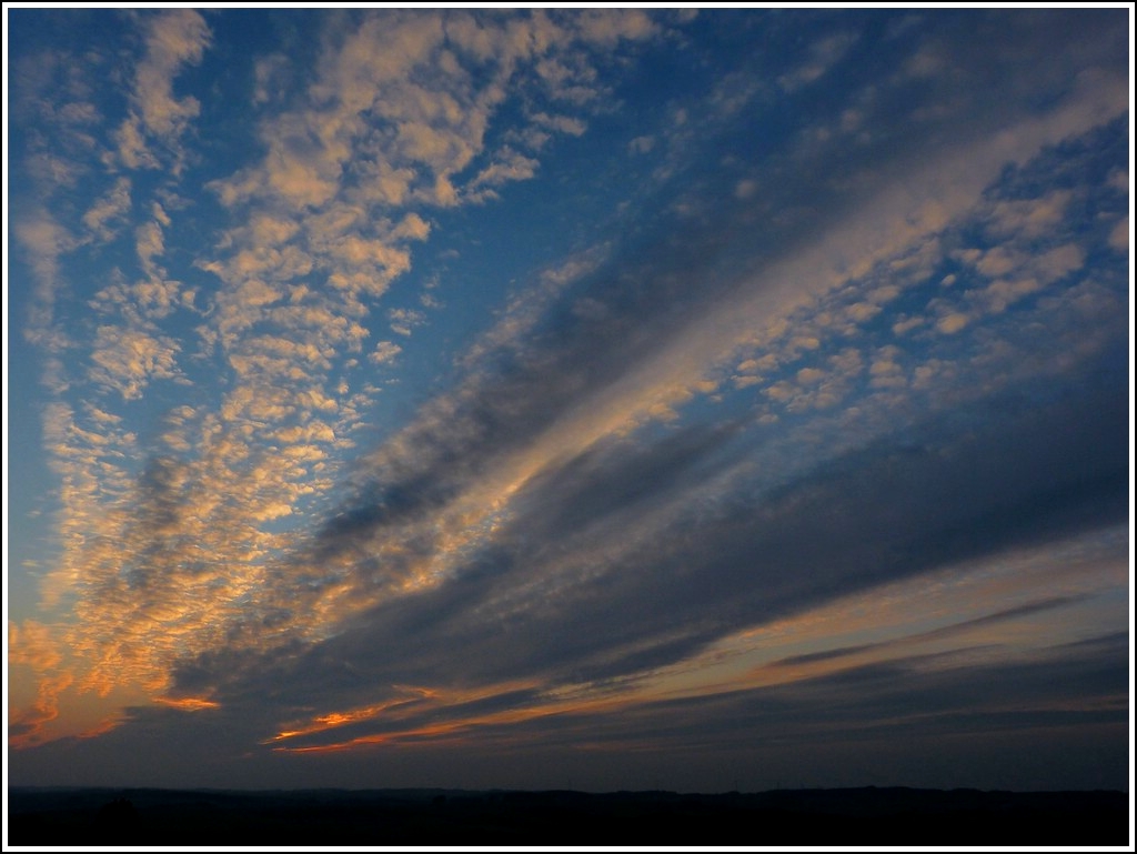 Zum Frhlingsanfang prsentierte sich der Sonnenuntergang auf sehr eindrckliche Art und Weise zwischen Derenbach und Fitsch. 20.03.2012. (Jeanny)