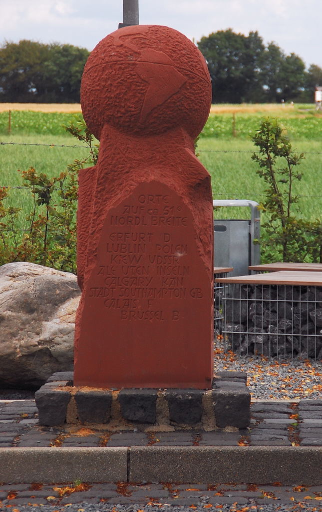 Zum Gedenken an den grossen Sohn der kleinen Stadt Gangelt im Selfkant Gerhard Mercator steht diese Weltkugel aus Stein als Denkmal in einem kleinen Park. Auf der Kugel sind die Orte vermerkt, die auch auf dem 51 Breitengrad liegen.