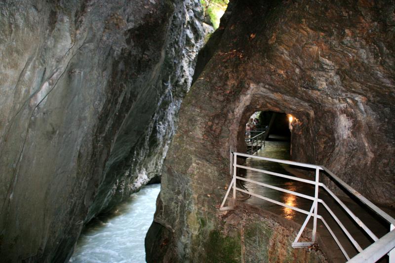 Zum Teil mussten Stollen durch den Fels gehauen werden um die Aareschlucht passierbar zu machen. Der Weg war im 19. Jh. aber nicht fr die Touristen von heute geplant; 21.08.2011