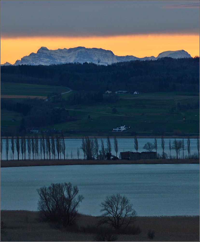 Zusammenbruch des Fhns. Blick ber den Untersee auf Glrnisch und Tdi. Im Vordergrund ist die Ruine Schopflin am Reichenaudamm zu sehen. Januar 2013.