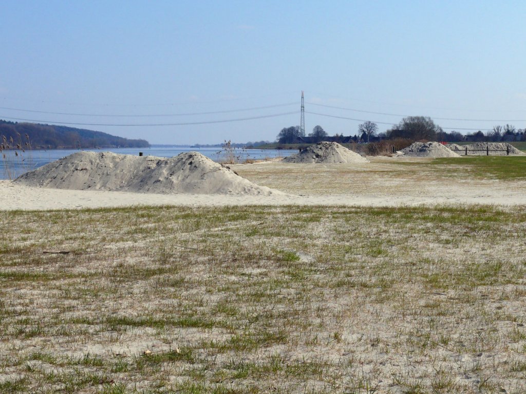 Zusammengeschobener feiner Sand, den die Elbe nach dem vorigen Hochwasser vom Januar 2011 am linken Ufer zwischen Tespe und Niedermarschacht zurckgelassen hat; 27.03.2011
