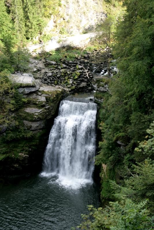 Zwischen dem Lac des Brenets und dem Stausee Lac de Moron strzt der Doubs 27 m in die Tiefe. In Folge eines palohistorischen Bergsturzes vor 14.000 Jahren bildete sich der Saut-du-Doubs; 18.09.2010