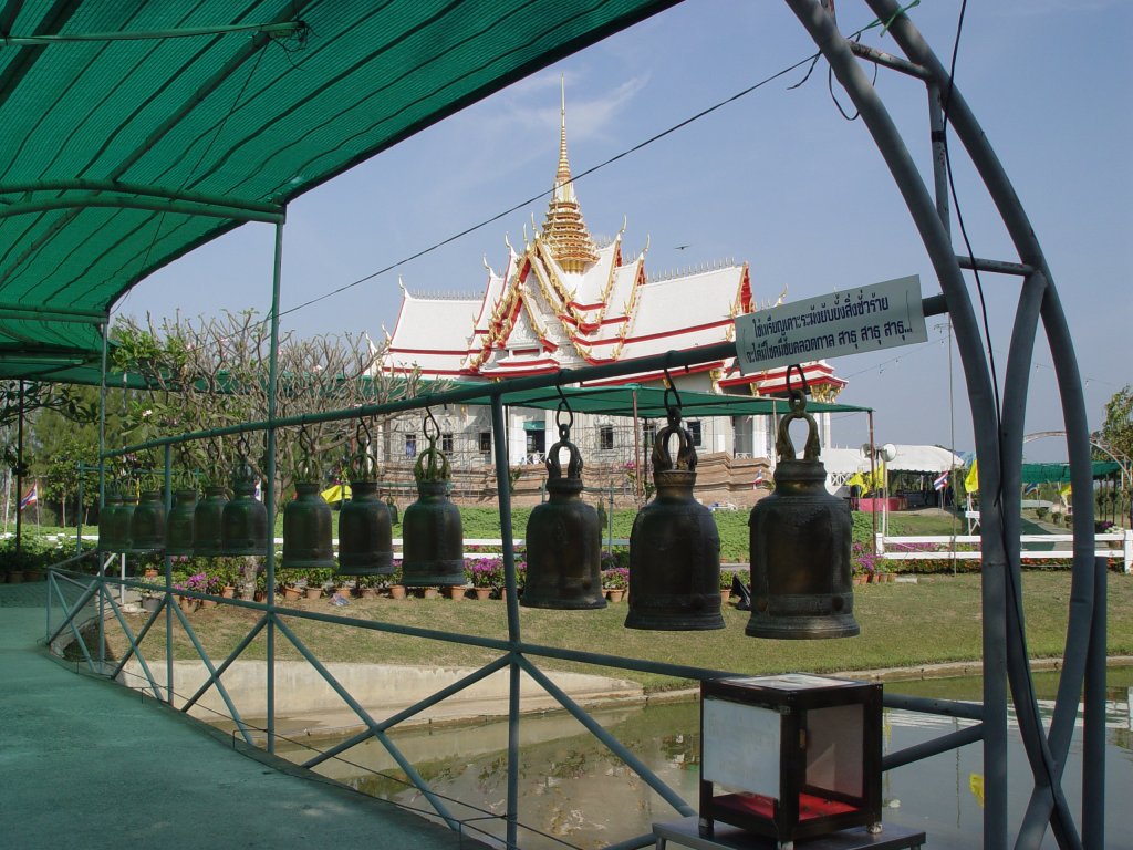 Zwischen Nakhon Ratchasima und Pak Chong im Isan, dem Nordosten Thailands steht unmittelbar neben dem  Friendship-Highway Nr. 2  diese neu erbaute Tempelanlage. Die Glubigen werden gebeten eine Spende zum Erhalt und Ausbau des Tempels zu geben und danach jede der Glocken einmal zu luten, bevor sie den inneren Tempelbereich betreten 