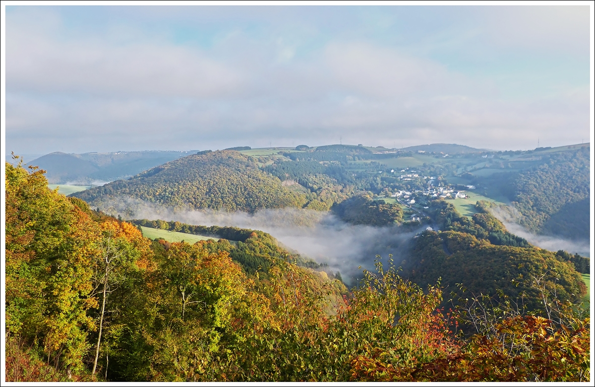 . Am Aussichtspunkt  Uerbergsbierg  in Bourscheid blickt man auf die Ortschaft Lipperscheid und auf das nebelverhangene Sauertal. 19.10.2013 (Jeanny)