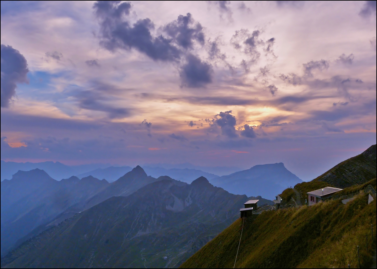 . Blaue Stunde am Brienzer Rothorn mit Blick in Richtung Westen. 27.09.2013 (Jeanny)