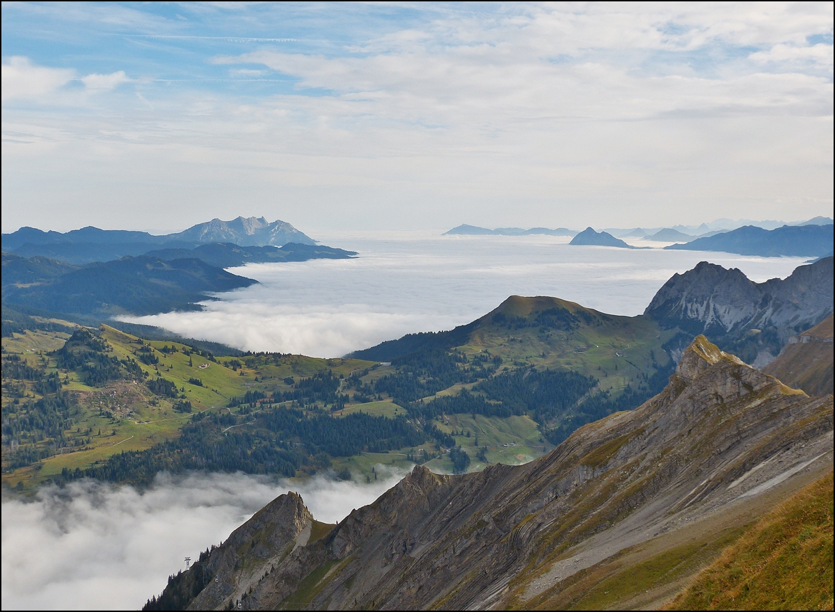 . Blick vom Brienzer Rothorn in Richtung Vierwaldstdter See. Der Pilatus und die Rigi schauen aus dem Nebelmeer heraus. 29.09.2013 (Hans)