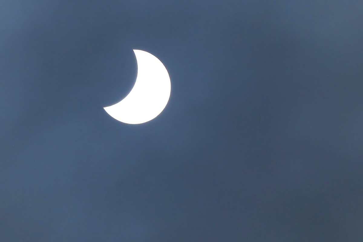 . Die partielle Sonnenfinsternis des 20.03.2015 um 11.08 Uhr in Erpeldange/Luxemburg. (Jeanny)