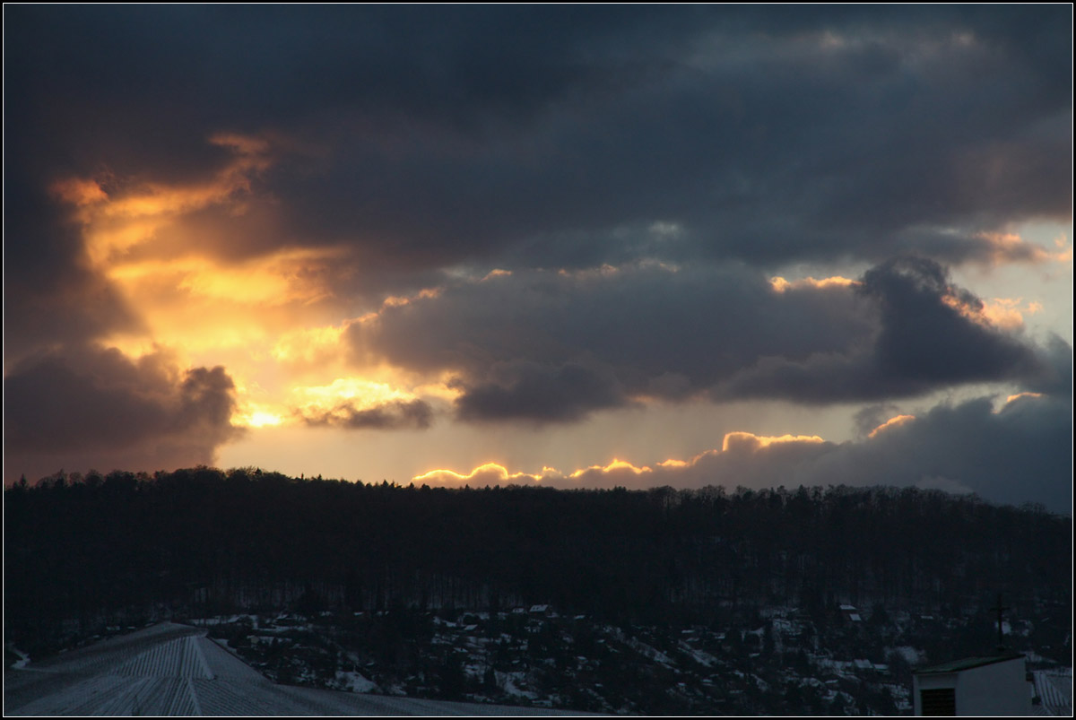 . Die Sonne sucht sich ihren Weg -

...durch die Wolkendecke über dem Kernen und dem Kappelberg.

05.01.2017 (M)