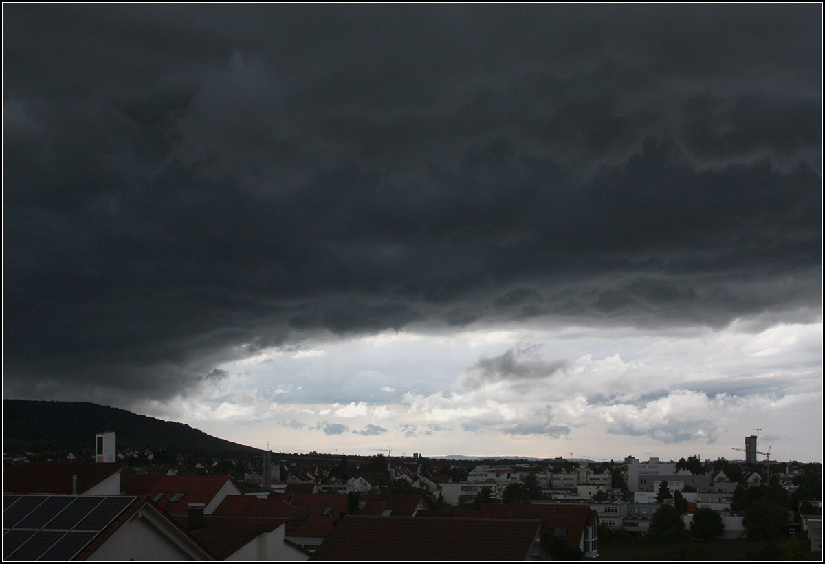 . Dunkle Wolken über Kernen -

Über Stuttgart ist es aber heller.

25.06.2016 (M)

