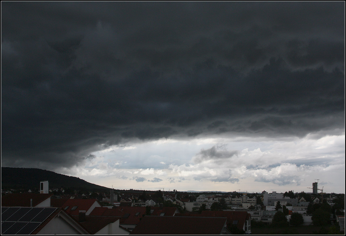 . Dunkle Wolken über Kernen -

Über Stuttgart ist es aber heller.

25.06.2016 (M)

