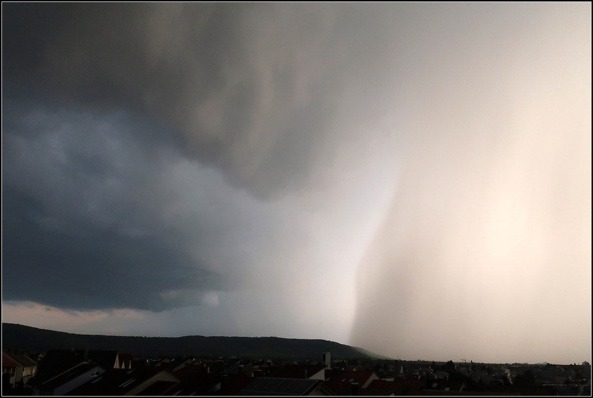 . Ein Wolkenbruch kommt auf uns zu -

12 Minuten nach dem oberen Bild sah es dann so aus. Auf der rechten Seite ist ein starker Wolkenbruch mit abrupter Grenze erkennbar, der sich auf uns zu bewegte. Als er näher kam wurde das Rauschen und Prasseln immer lauter, wie ich es so noch nicht erlebt habe. Hagelkörner waren kaum dabei, wohl hat der Hagelflieger seinen Job gut erledigt. Wissenschaftlich ist der Nutzen aber nicht nachgewiesen. 

01.08.2017 (M)