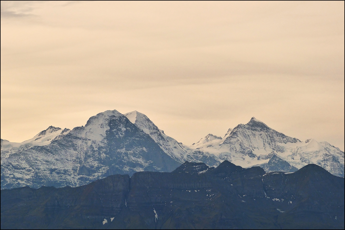 . Morgenstimmung am Brienzer Rothorn - Die aufgehende Sonne taucht Eiger, Mnch und Jungfrau in ein ganz besonderes Licht. 28.09.2013 (Hans)