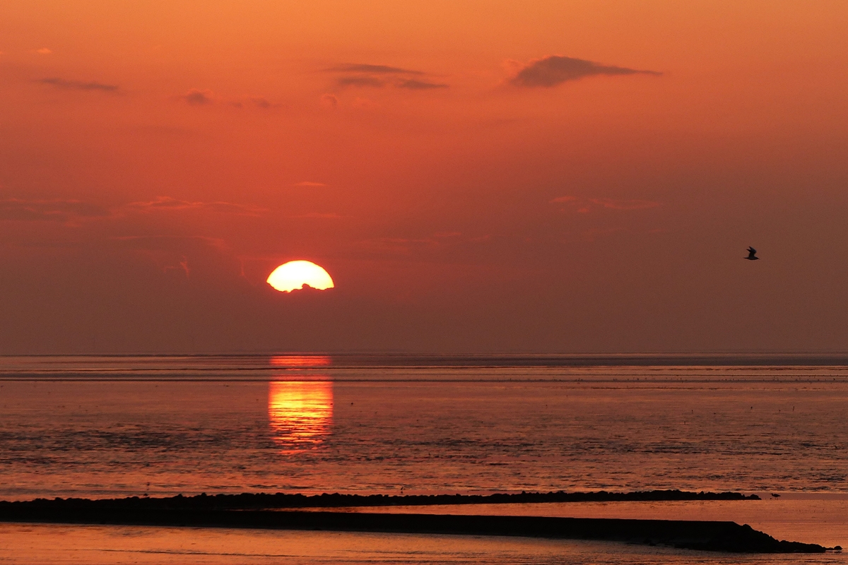 . Norddeich (Ostfriesland) - Am 10.10.2014 verabschiedet sich die Sonne sehr eindrcklich am Nordseestrand. (Jeanny)