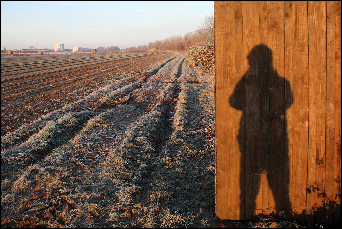 . Selbstportait -

Normalerweise mag man seinen Eigenschatten nicht so gerne im Bild, hier habe ich ihn aber bewusst einbezogen, er steht ja auch und liegt nicht auf dem Boden rum ;-)

Im Hintergrund ist Kernen-Rommelshausen erkennbar.

08.12.2016 (M)

