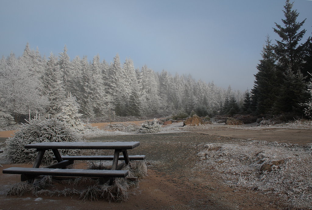   Silberwald  und Rastplatz am Dreieckigen Pfahl; noch 4,3 km bis zum Gipfel des Brocken. Hier hat sich der Nebel aufgelöst und blauer Himmel und Sonne brechen durch; Aufnahme um die Mittagszeit des 30.11.2014