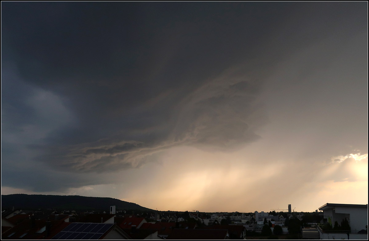 . Vor einem Gewitter -

Wenn sich im Remstal ein Gewitter mit Hagelgefahr entwickelt steigt der Hagelflieger auf, um die Wolken mit Silberiodid zu impfen. So auch gestern Abend, als sich bei uns daheim diese Bild bot.

01.08.2017 (M)