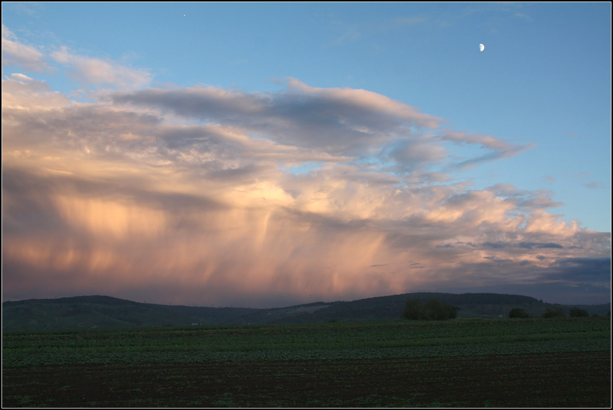 . Wolken im Abendlicht -

Am Ortsrand von Kernen-Rommelshausen im Remstal.

22.09.2016 (M)