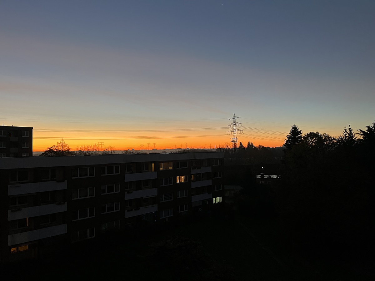 0026 Hamburg am 22.11.2023 um 7:19: Sonnenaufgang über Hamburgs Osten, fotografiert mit Apple iPhone 13 ohne eigene Einstellungen  / diese beiden Fotos stelle ich hier zur Befragung ein. Welches wirkt mehr? Eines wird dann gelöscht oder auch nicht. Bitte mal ganz ehrlich.