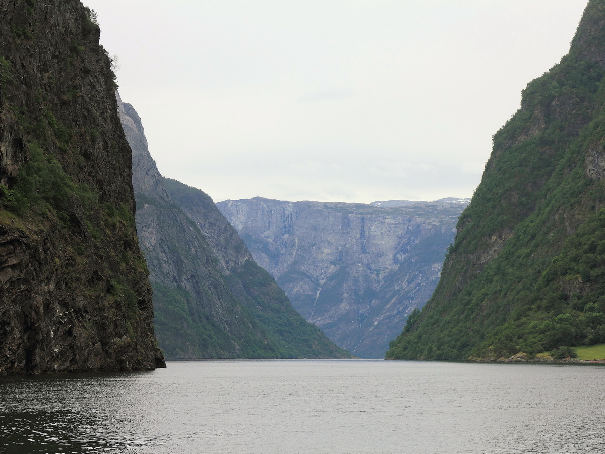 
01. Juli 2016, der schmalen Nærøy-Fjord auf den Wege nach Flåm.
