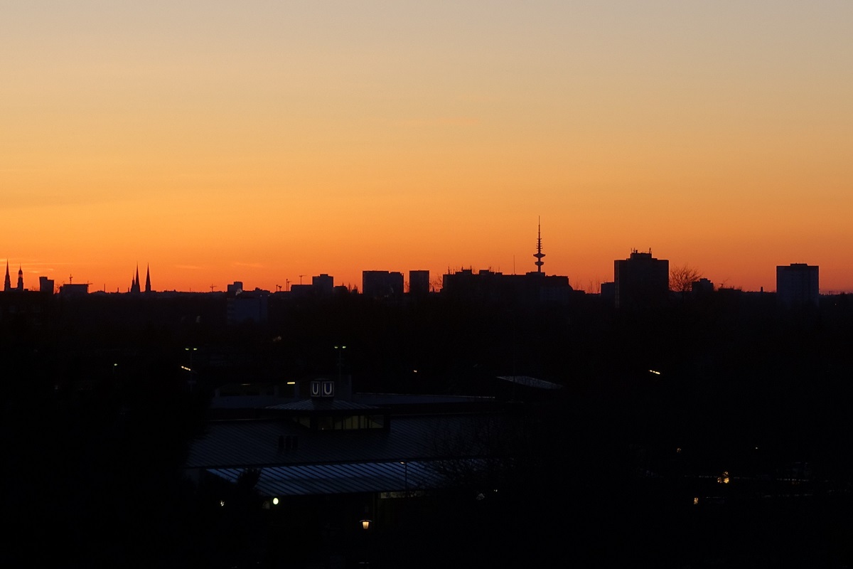 04685 Hamburg am 22.3.2020: Stadtsilhouette vor dem Sonnenuntergangshimmel von Hamburgs Osten aus fotografiert /