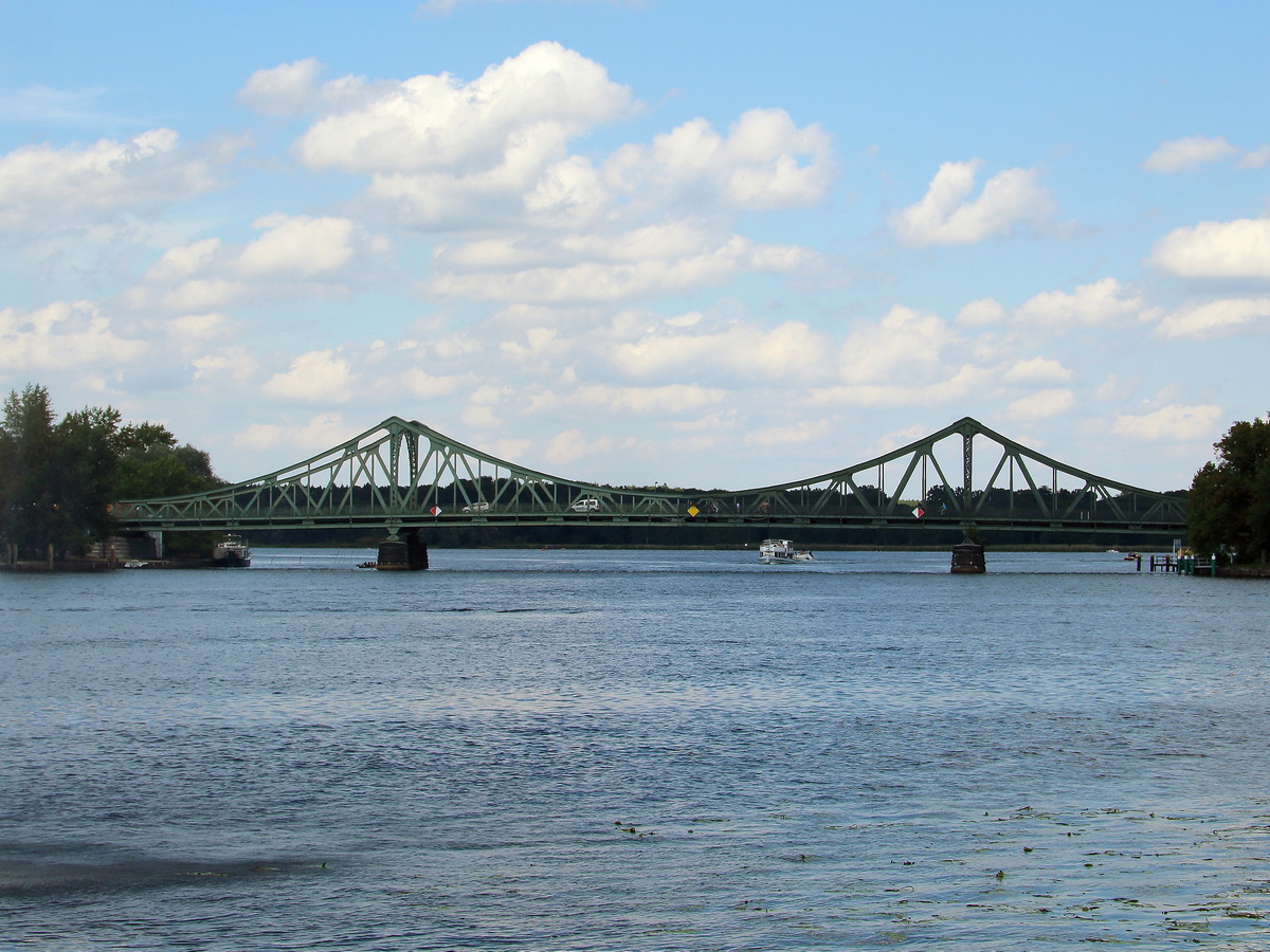 09. August 2017, die Havel mit der Brücke der Einheit (Glienicker Brücke) und im Hintergrund der Schlosspark Sacrow . 