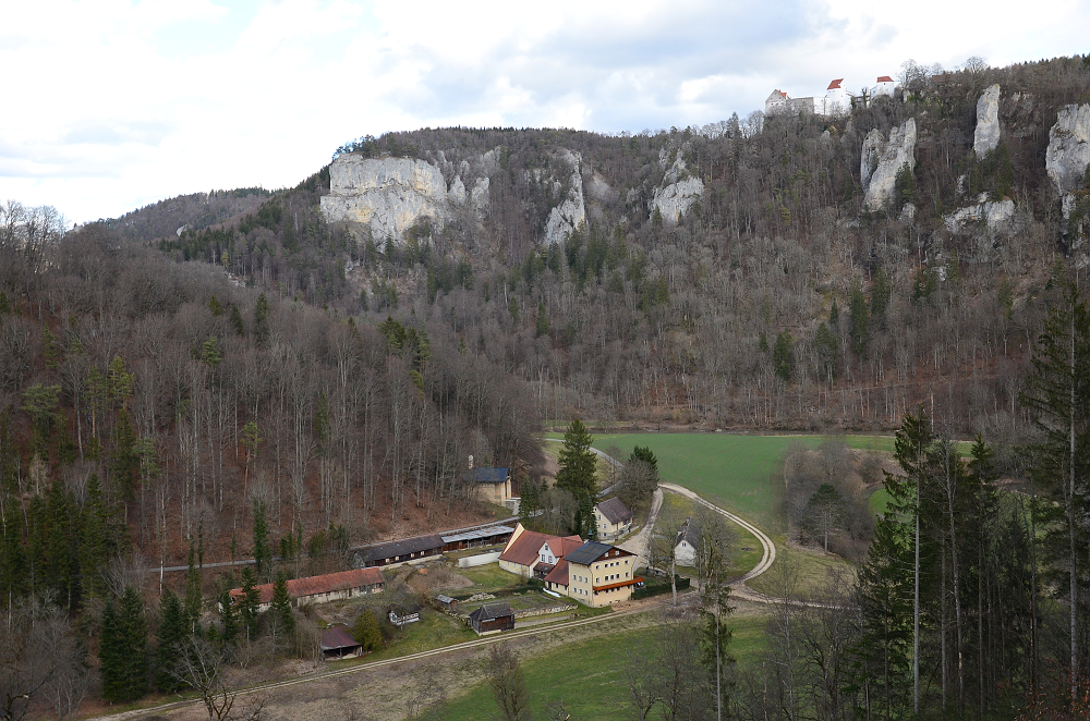 1. März 2020:
Unterhalb der Burg Wildenstein liegt der Weiler St. Maurus im Feld. Der denkmalgeschützte Landsitz wurde für die Fürstin-Witwe Katharina von Hohenzollern-Sigmaringen erbaut.