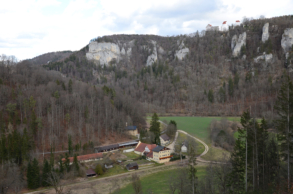 1. März 2020:
Unterhalb der Burg Wildenstein liegt der Weiler St. Maurus im Feld. Der denkmalgeschützte Landsitz wurde für die Fürstin-Witwe Katharina von Hohenzollern-Sigmaringen erbaut.