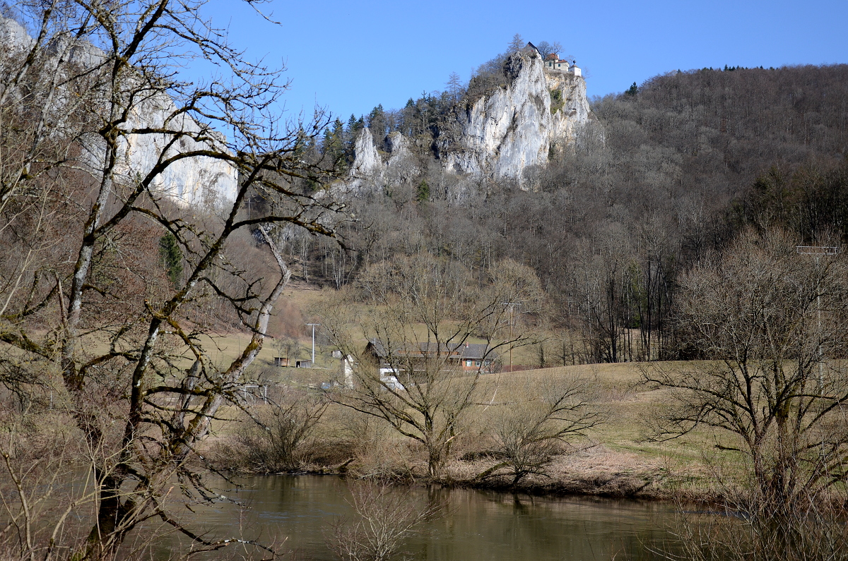 12. März 2017:
Hoch über der Donau thront das 1100–1150 erbaute Schloss Bronnen, darunter die Gaststätte  Jägerhaus .