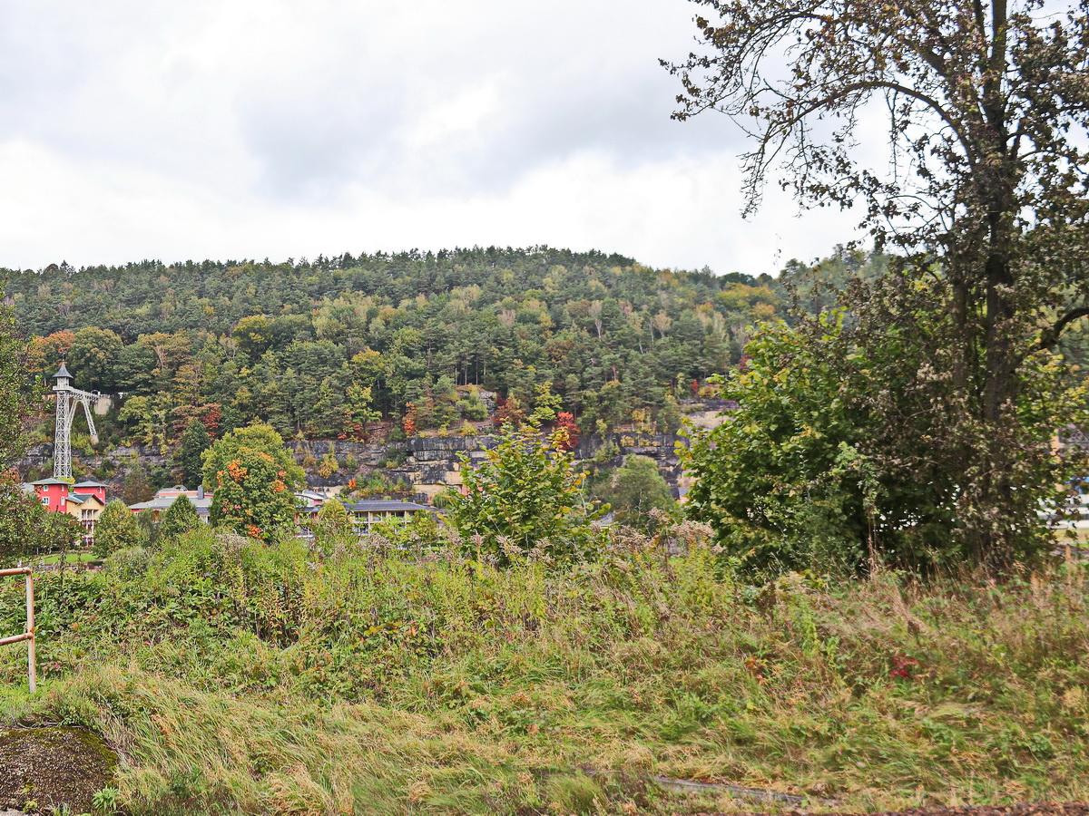 13. Oktober 2021 Blick vom Bahnhof Krippen zu den Historischen Personenaufzug in Bad Schandau.