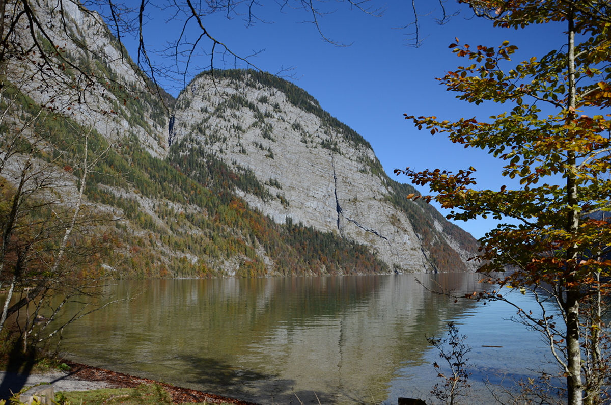 16. Oktober 2017:
Ruhig liegt der Königssee in seinem Tal. In Bildmitte ist die Archenwand zu sehen.