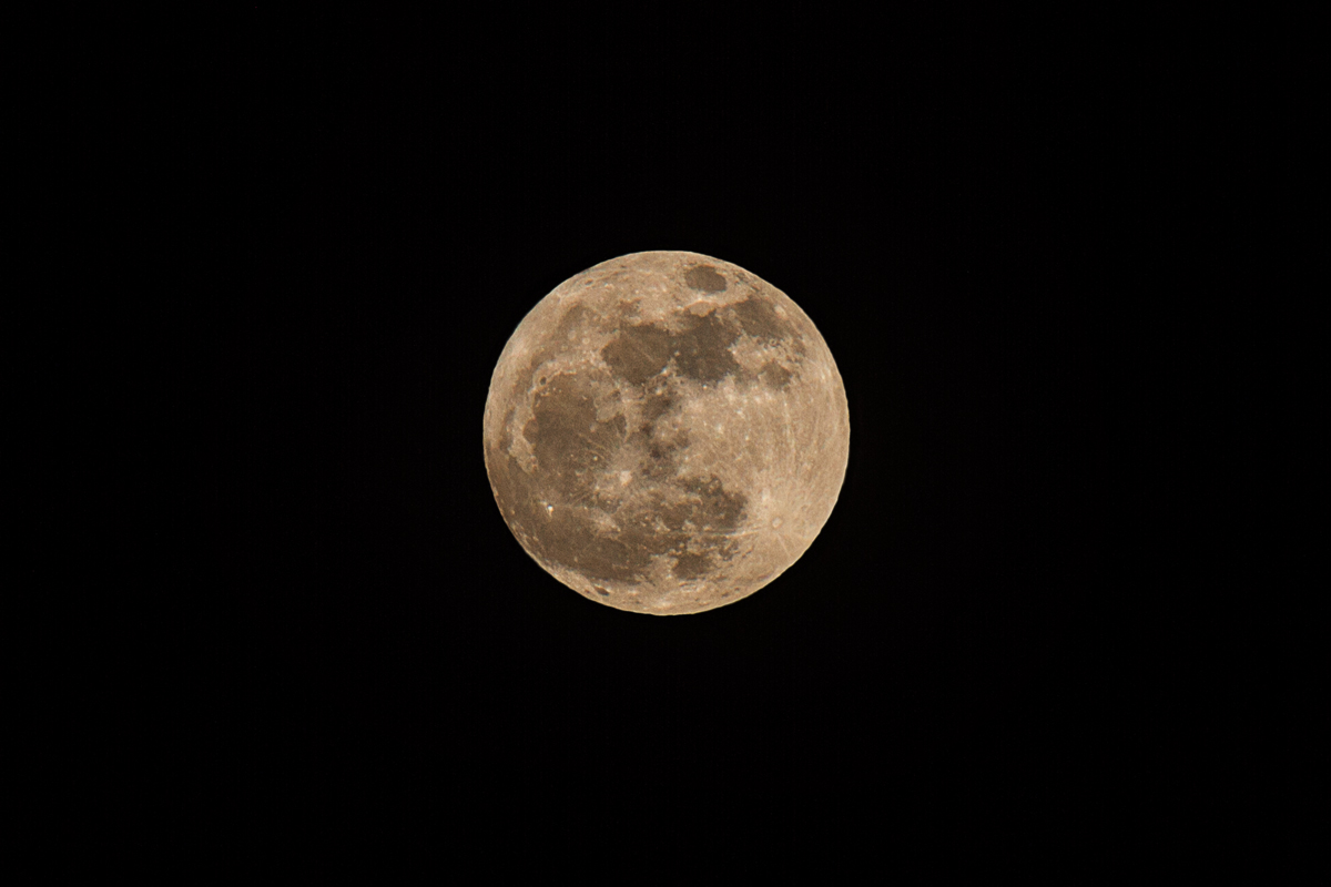 18.06 Uhr der Vollmond in einer Entfernung von 403345 km  (lt. Mondphasen App) in voller Pracht. - 14.02.2014