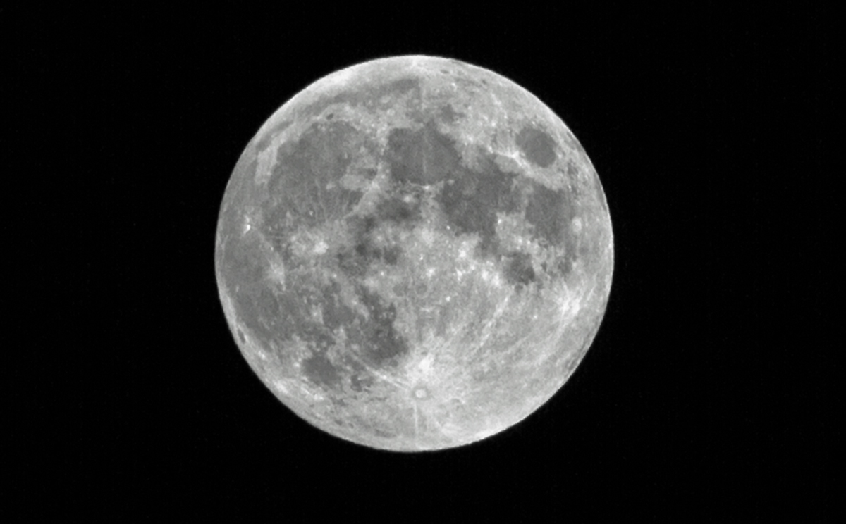 18.10.2013 war der Mond zu 100% beleuchtet und 387.587 km von der Erde entfernt (laut Mondphasen App). Leider blieb der Vollmond den Abend ber verschleiert.