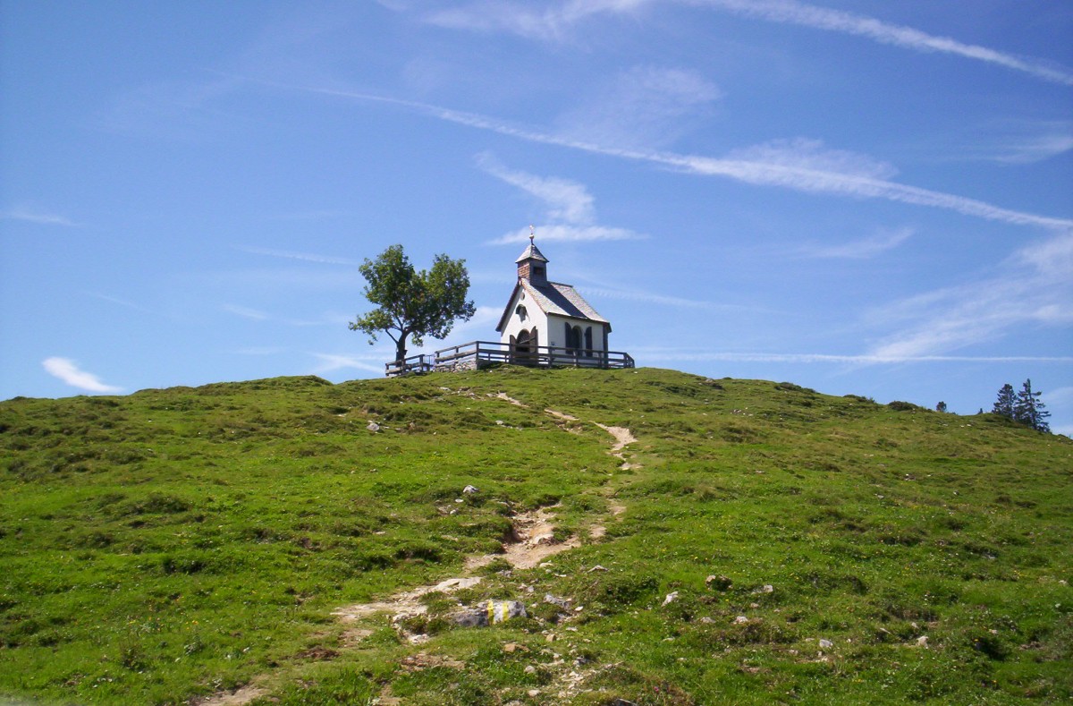 1865, anlässlich des Besuches der Kaiserin Elisabeth wurde diese kleine Kapelle erbaut. Ein wahres Schmuckstück im Almgebiet in der Gemeinde Strobl, Bundesland Salzburg. Aufgenommen am 11. August 2008.