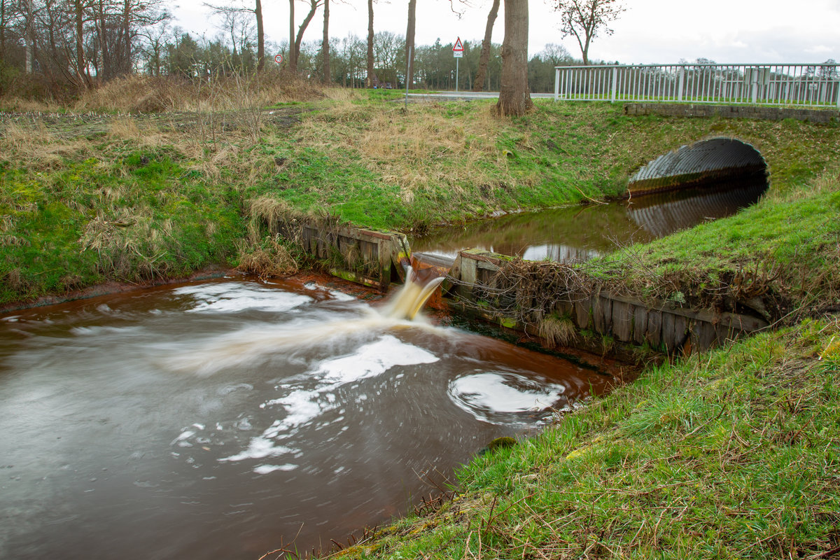 19.3.2020 - die  Neue Heete . Grenzflüsschen zwischen den Kreisen Friesland und Wittmund zwischen Zetel und Horsten. Ehemalige Grenze zwischen dem Großherzogtum Oldenburg und Preußen. Hier ein für diese Gegend typischer Düker.