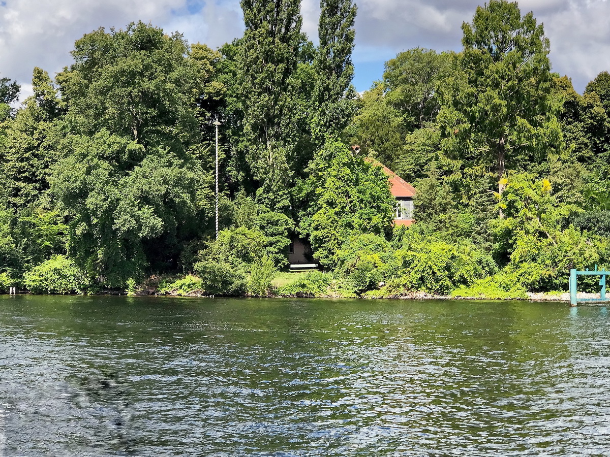 22. Juli 2020, Überfahrt gesehen von der Uferpromenad in Berlin auf der Havel für die per Schiff erreichbare, 67 Hektar große Insel . Pfaueninsel - , die ein Landschaftspark mit vielen Wegen ist.