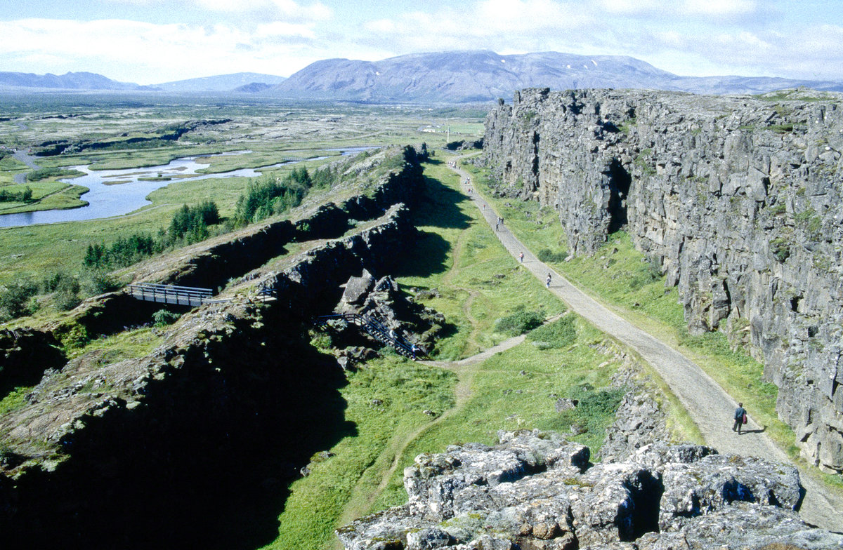 Þingvellir im Südwesten von Island, etwa 40 km östlich von Reykjavík.An diesem historischen Ort wurde auch am 17. Juni 1944 die Republik Island ausgerufen und 1994 deren Fünfzigjahrfeier begangen. Bild vom Dia. Aufnahme: August 1995.