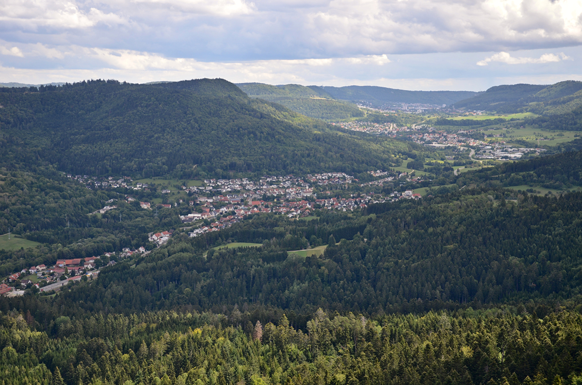 23. August 2022:
Vom 956 Meter hohen Lochenhörnle (meist nur Hörnle genannt) hat man den Blick über Albstadt-Laufen und Albstadt-Lautlingen (beide im Eachtal) bis hinauf nach Ebingen.