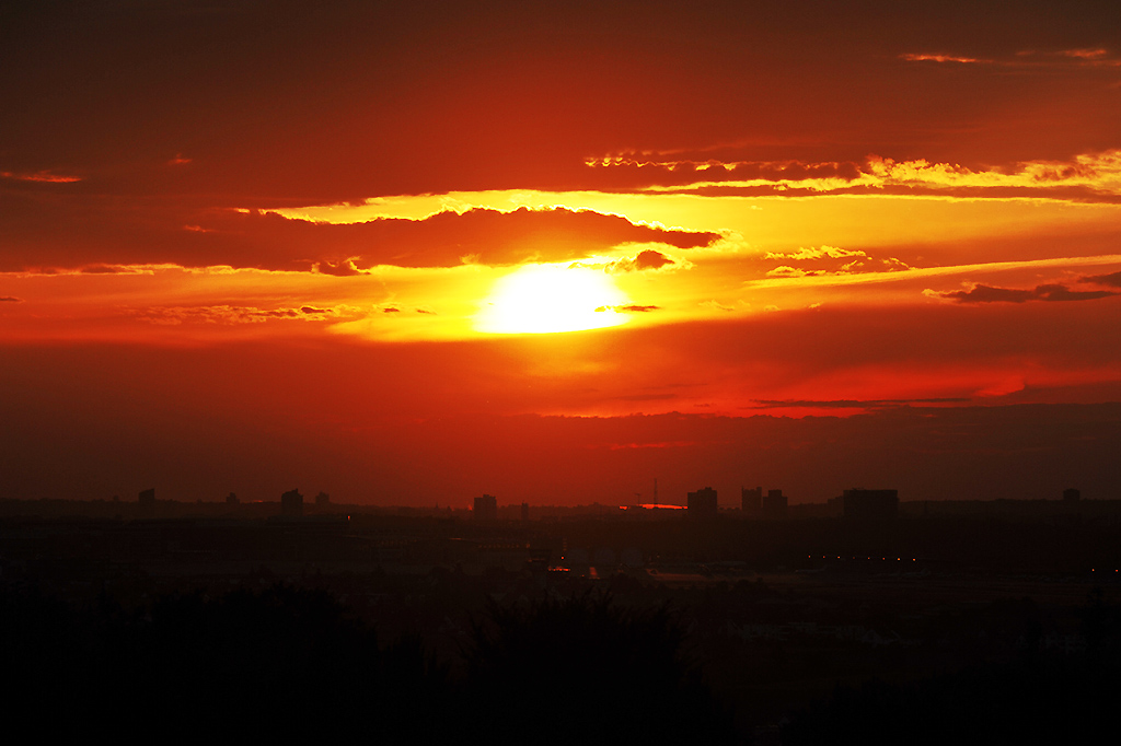 27.06.2017 Sonnenuntergang über der Filderebene von Wolfschlugen aus festgehalten - im Vordergrund ist der Flughafen Stuttgart zu erkennen