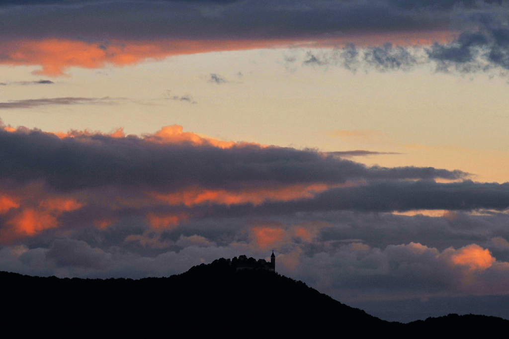 30.06.2017 Burg Teck in der Abenddämmerung von Aichelberg aus fotografiert