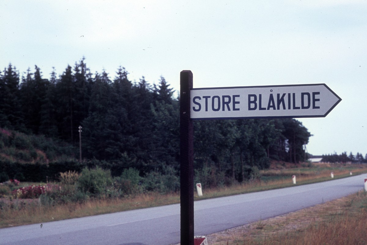 32 km südlich von Aalborg und unweit von den Kleinstädten Arden und Skørping liegt im Waldgebiet  Rold Skov , dem zweitgrössten Wald Dänemarks, die Quelle  Store Blåkilde  (:  Grosse Blauquelle ). - Aufnahmedatum: 23. Juli 1972.