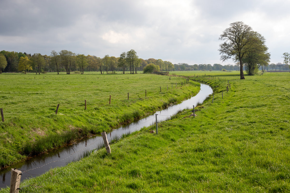 3.5.2020 - die  Neue Heete . Grenzflüsschen zwischen den Kreisen Friesland und Wittmund zwischen Zetel und Horsten. Ehemalige Grenze zwischen dem Großherzogtum Oldenburg und Preußen.