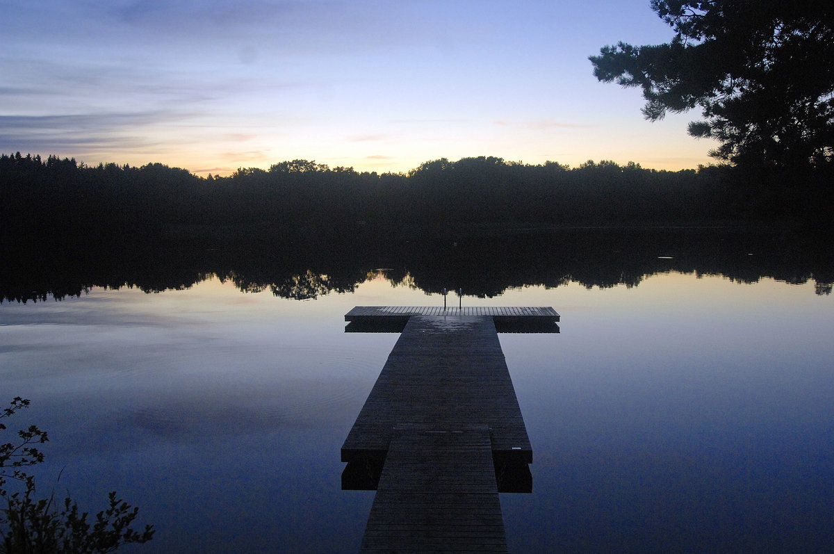 Abenddämmerung am Källtorpsjön südöstlich von Stockholm. Der See ist ganz ruhig. Aufnahme: 26. Juli 2017.