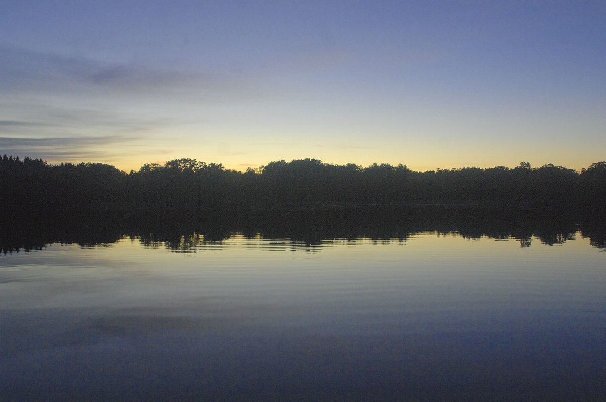 Abenddämmerung am Källtorpsjön südöstlich von Stockholm. Stockholm ist für seine legendäre Schönheit bekannt. Die Stadt ist auf 14 Inseln gebaut, von Wasser umgeben und von Parks, Wäldern und Stränden durchzogen.
Aufnahme: 26. Juli 2017.