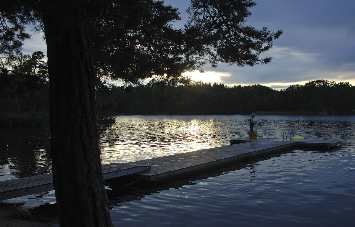 Abenddämmerung an der Badestelle am Dammtorpsjön bei Söderbybergen südöstlich von Stockholm.
Aufnahme: 27. Juli 2017.