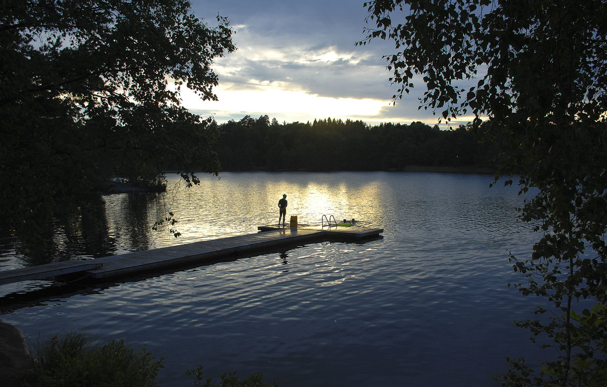 Abenddämmerung an der Badestelle am Dammtorpsjön bei Söderbybergen südöstlich von Stockholm.
Aufnahme: 27. Juli 2017.