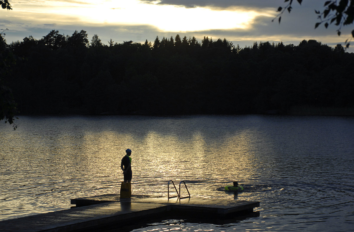 Abenddämmerung an der Badestelle am Dammtorpsjön bei Söderbybergen südöstlich von Stockholm.
Aufnahme: 27. Juli 2017.