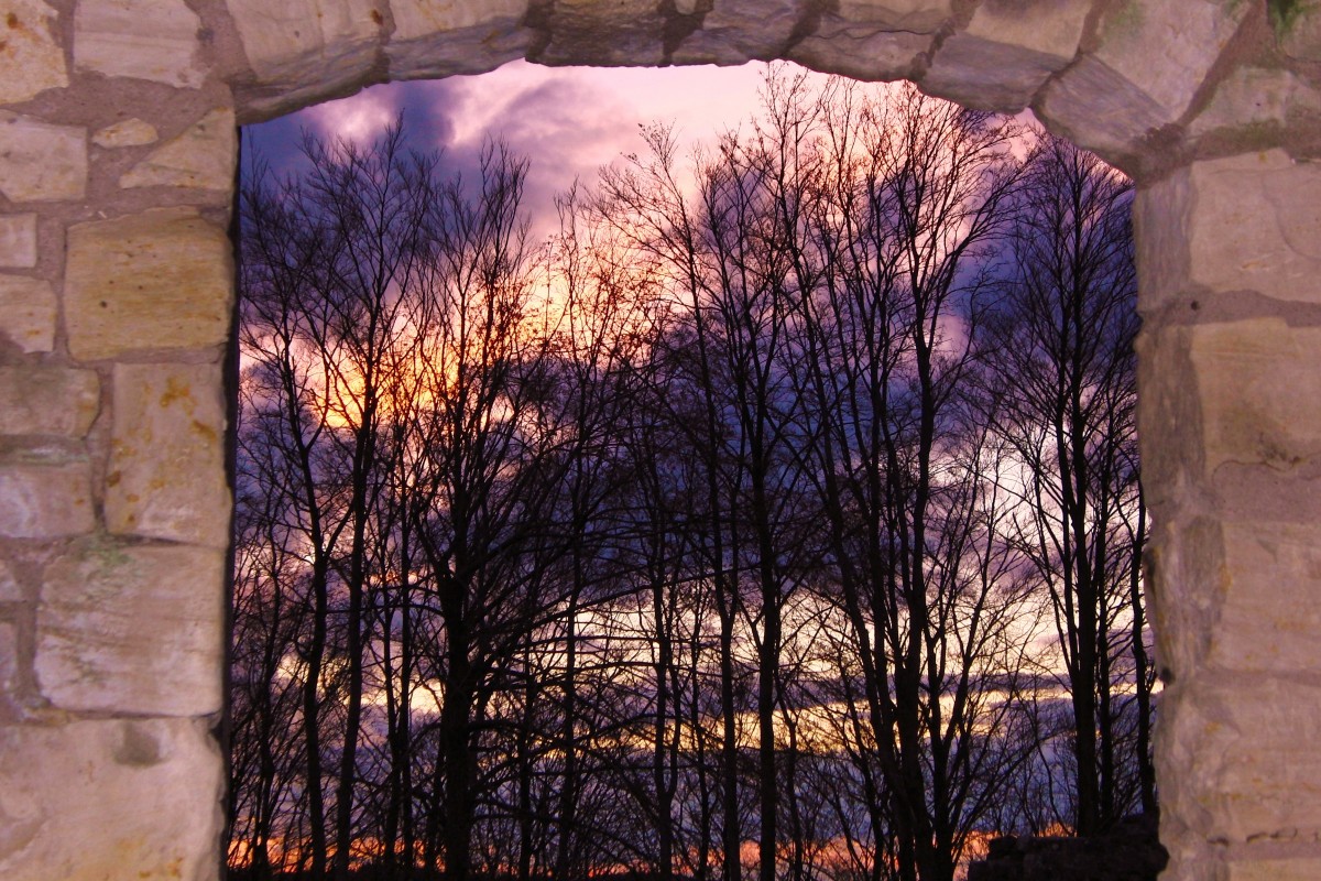 Abendhimmel am 9.11.2013,eingerahmt vom Eingangstor der Burgruine Bramberg bei Ebern