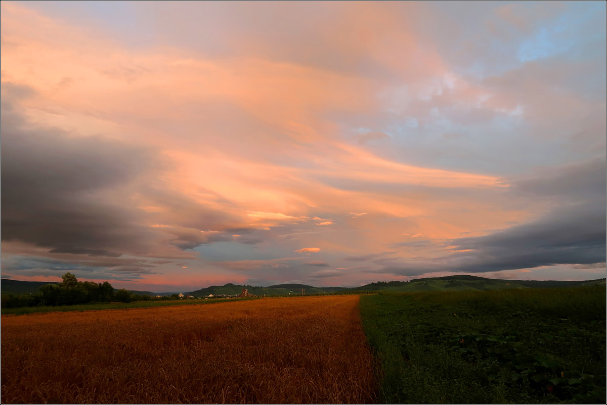 Abendhimmel über der Remstalbucht - 

bei Kernen-Rommelshausen, 07.08.21 (M)