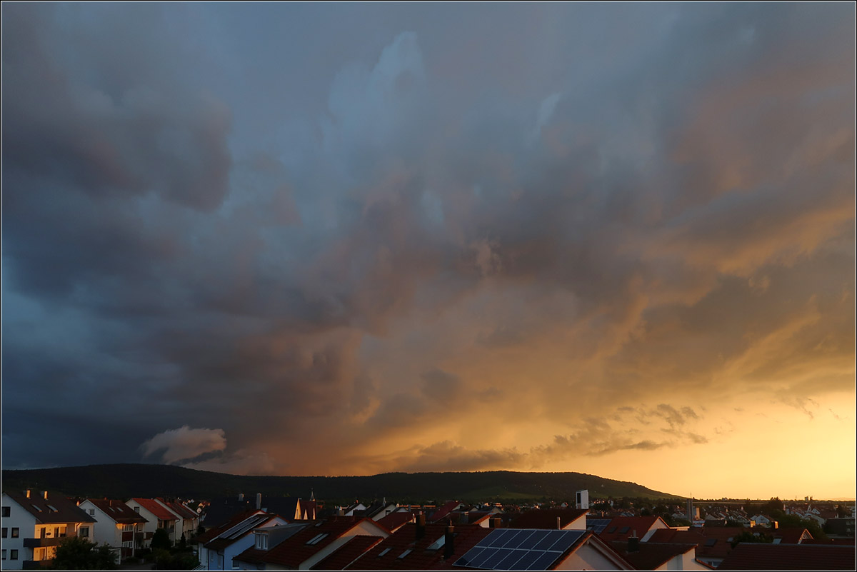 Abendliche Gewitterstimmung - 

... über dem Kernen und Kappelberg.

Rommelshausen, 26.07.2021 (M)


