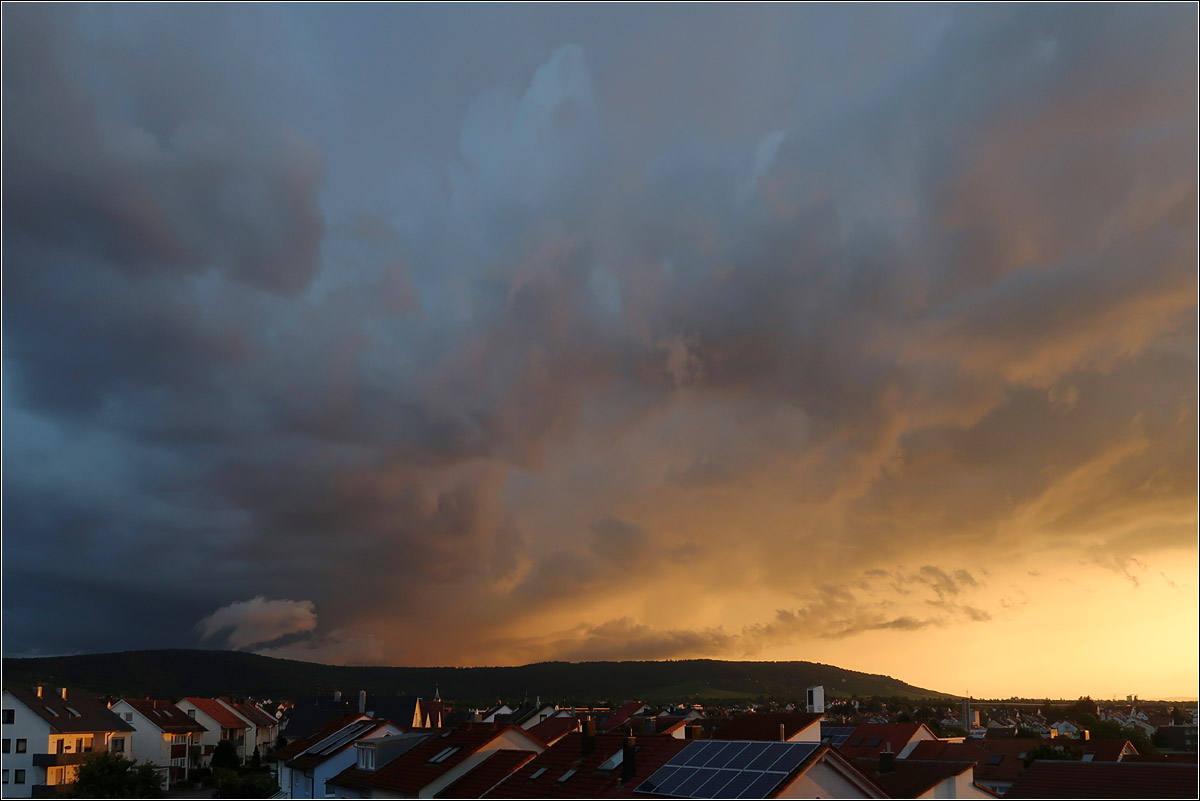 Abendliche Gewitterstimmung - 

... über dem Kernen und Kappelberg.

Rommelshausen, 26.07.2021 (M)

